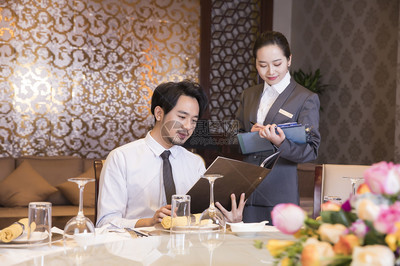 溫暖瞬間 酒店餐廳服務(wù)員的專業(yè)點菜服務(wù)